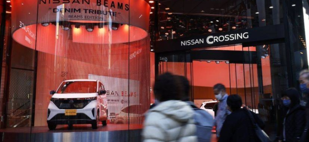 مرسيدس تبيع حصتها في نيسان بـ346 مليون دولار وسهم الشركة يهبط بأكثر من 6%