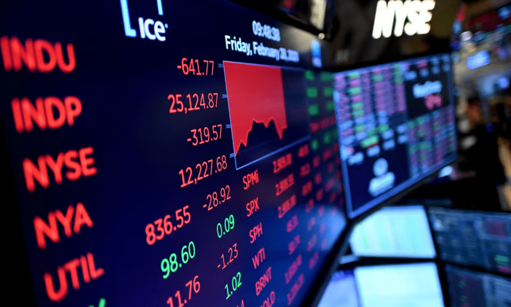 تراجع أسهم أمريكية كبرى وسط تصاعد تقلبات السوق ومخاوف من توتر تجاري جديد