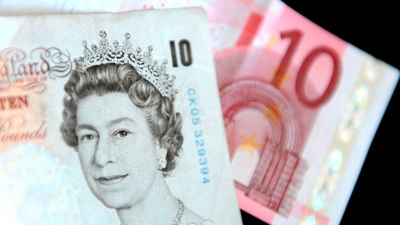 اليورو يهبط لأدنى مستوى منذ أبريل 2022 مقابل الجنيه الإسترليني
